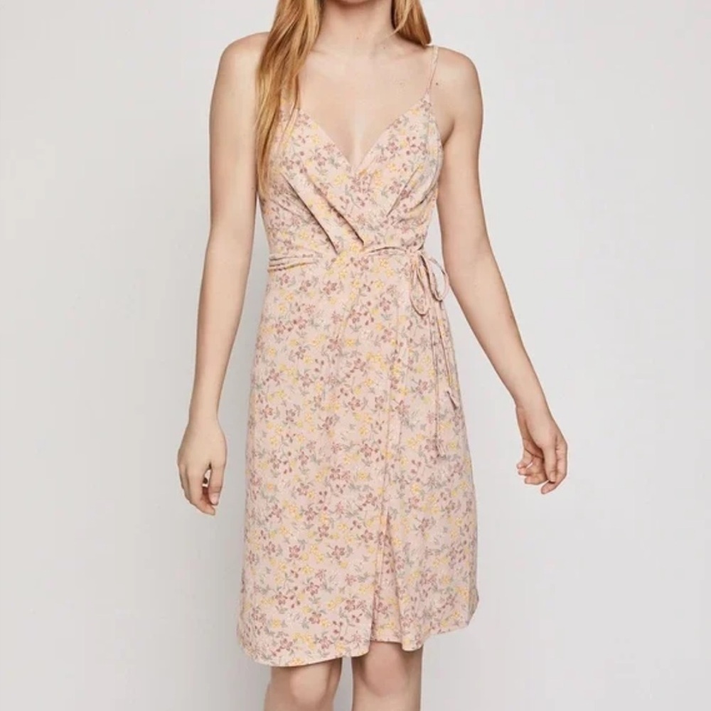NWT BCBGeneration Surplice Wrap Dress Allover Floral in Rose Smoke Size M Dainty